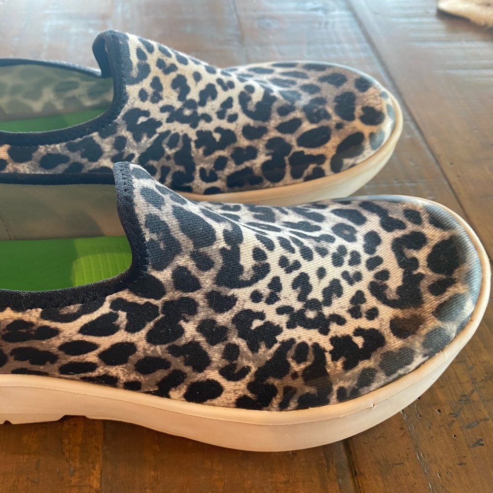 OOFOS OOMG EEZEE Womens slip on’s Sz 9